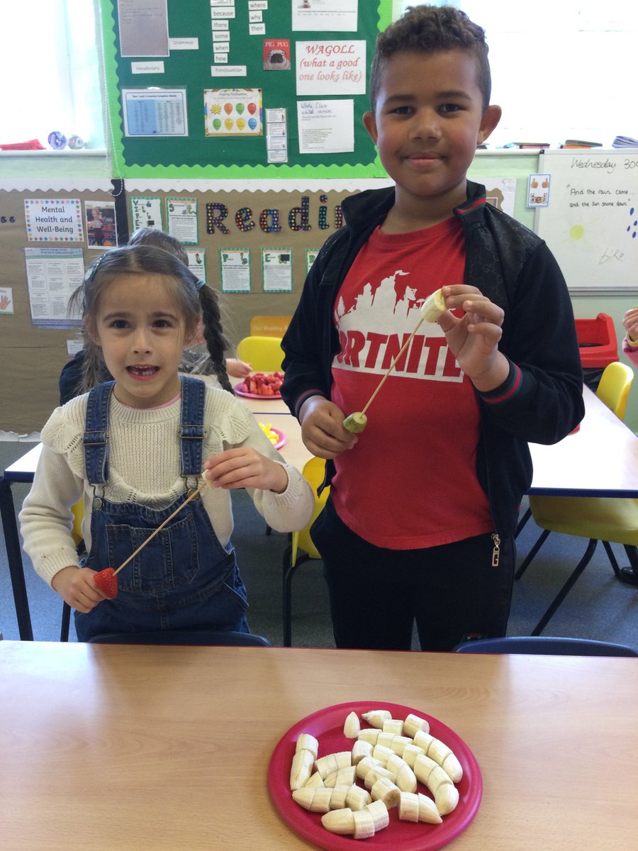 AlburghCE's tweet photo. #seedlingsclass loved finishing off their ‘Healthy Me’ topic in #pshe today by making and eating fruit kebabs! #keystageone #pshe #healthyeating #fruit @JigsawPSHE https://t.co/zbHv8BqU29