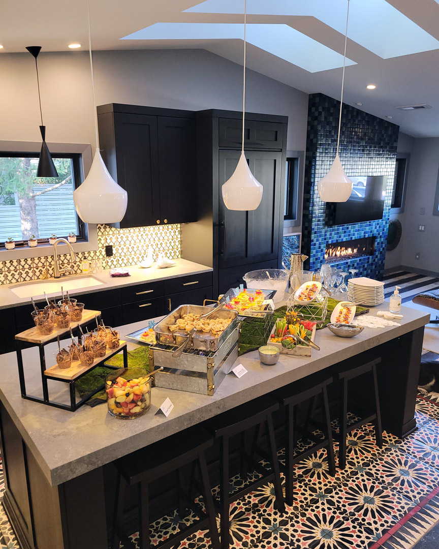 Can you EVEN with this stunning kitchen?? That tile work, those light fixtures, that scrumptious spread of hors d'oeuvres....

#forkyeah #blackplatecatering #indianapoliscaterers