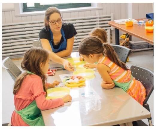 ruelledelavenir's tweet image. 🍍🍎 LES SAINES HABITUDES DE VIE 🍎🍍
Nous venons de terminer le mois de la nutrition. À la ruelle, les élèves du premier cycle en apprennent davantage sur l&apos;alimentation avec Eliane, intervenante des ateliers de saines habitudes de vie. 

.
#élèves #enseignants #CSSDM