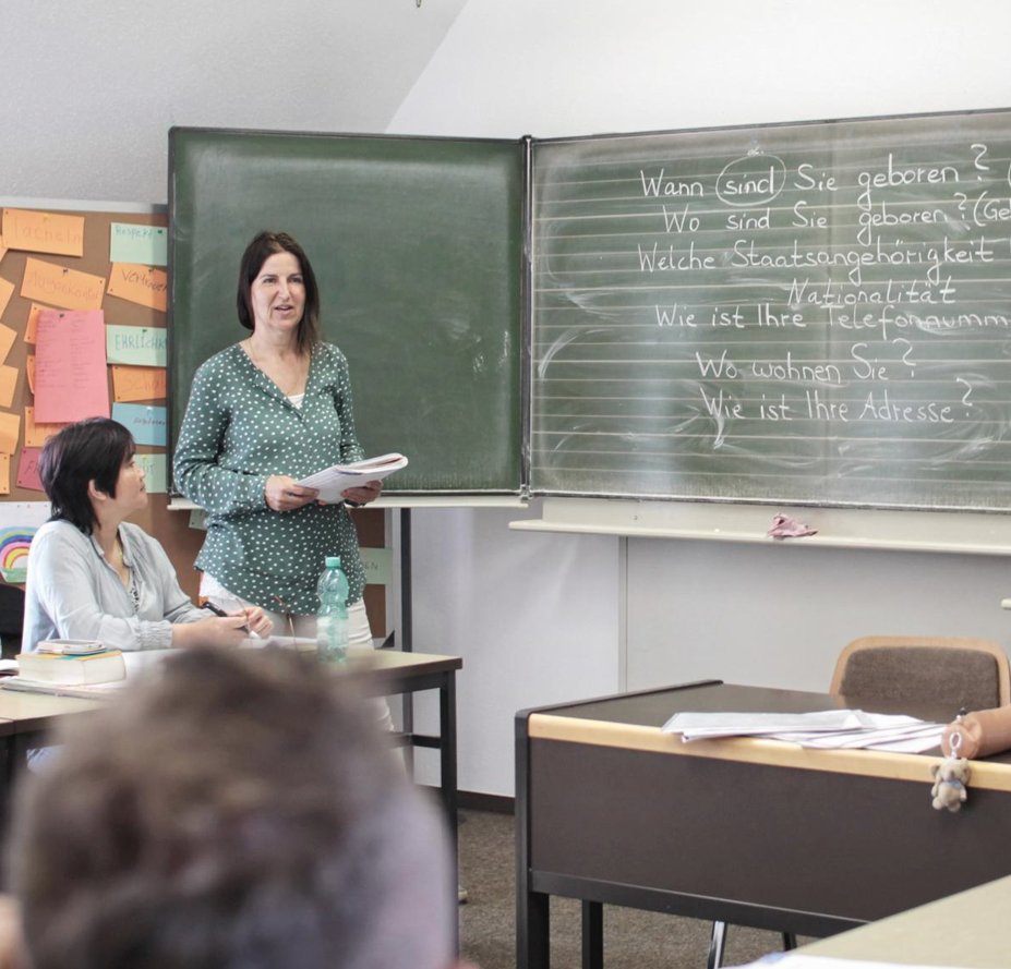 Wir suchen Deutsch-Lehrkräfte für Geflüchtete aus der Ukraine. Sie brauchen eine BAMF-Zulassung (oder Unterrichtserfahrung oder ein DaF/DaZ-Zertifikat). Interessierte können sich an Kerstin Rohlf-Wachs wenden (rohlf-wachs@vhs-mtk.de, Tel. 06192 9901 27).