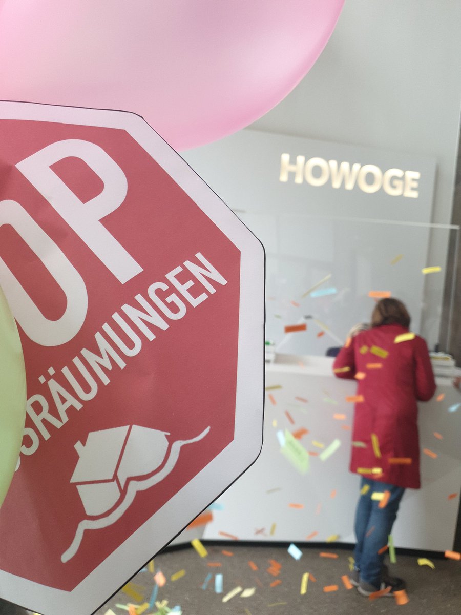 BuendnisZRV's tweet photo. Wir haben gerade die Verwaltung der #Howoge besucht, um auf die nach wie vor unhaltbare Situation aufmerksam zu machen, dass in den städt. Wohnungsunternehmen immer noch Menschen auf die Straße geräumt werden. Wir fordern ein sofortiges Ende aller #Zwangsäumungen!
#Berlin #b3103 https://t.co/gtIN5e3sHF