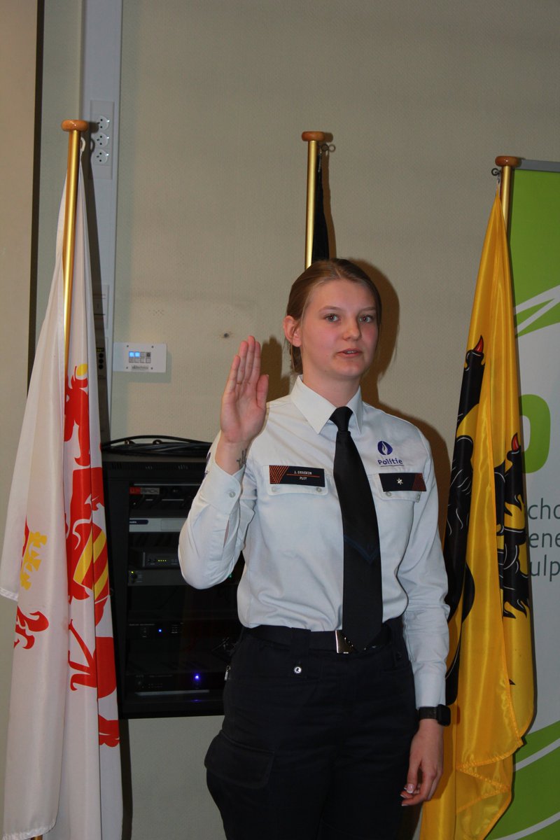 Deze 62 Aspirant Inspecteurs van de promotie oktober 2021 van onze Politieschool staan te popelen om aan de slag te gaan als volwaardige inspecteurs. Binnenkort gaan ze aan de slag in het ‘werkplekleren’. Maar eerst was er de eedaflegging... Proficiat allemaal!!