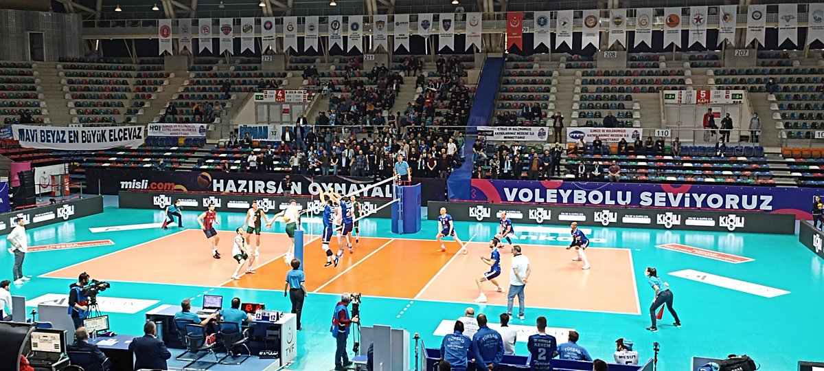 serdardurer's tweet photo. İşte taraftar, işte Şampiyon. 

Başkent Voleybol 🏐 salonu tarihinin en ateşli, en centilmen taraftarını görüyor. 

@kenandursun06
@avkadirkstekci
@MuammerCmlgl06
@TekbenIbrahim
@avburaktasdemir
@tasar_cemal

#türşad 
#şampiyontürşad 
#türşadefelerliginde https://t.co/lPQYKHNtrG