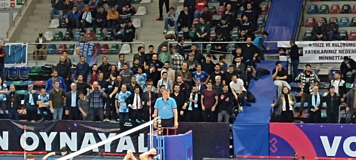 serdardurer's tweet photo. İşte taraftar, işte Şampiyon. 

Başkent Voleybol 🏐 salonu tarihinin en ateşli, en centilmen taraftarını görüyor. 

@kenandursun06
@avkadirkstekci
@MuammerCmlgl06
@TekbenIbrahim
@avburaktasdemir
@tasar_cemal

#türşad 
#şampiyontürşad 
#türşadefelerliginde https://t.co/lPQYKHNtrG