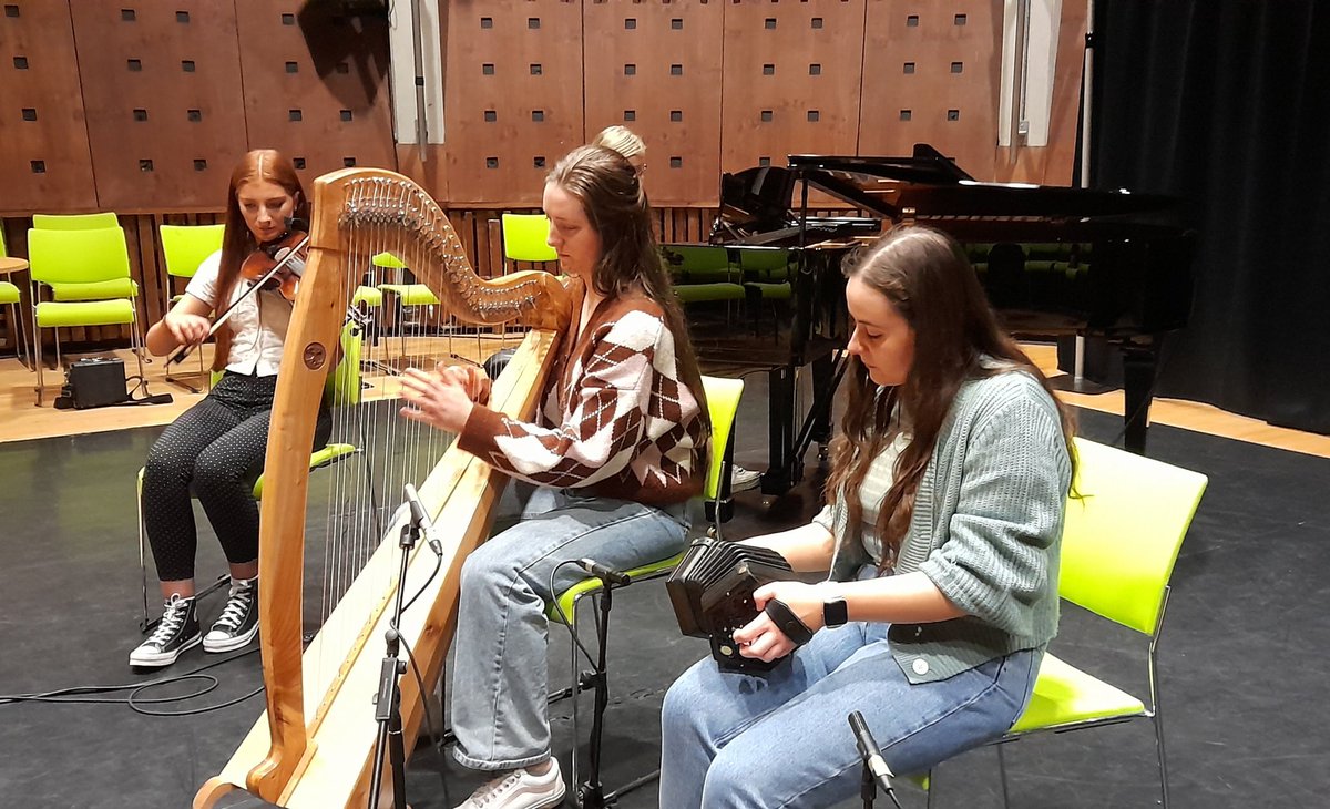 Lá iontach ag taifeadadh don tsraith Ar Bhruach na Sionainne in <a href="/IWorldAcademy/">Irish World Academy</a> <a href="/UL/">University Of Limerick</a> <a href="/AonadnaG/">Aonad na Gaeilge</a>  <a href="/RTERnaG/">Raidió na Gaeltachta</a>