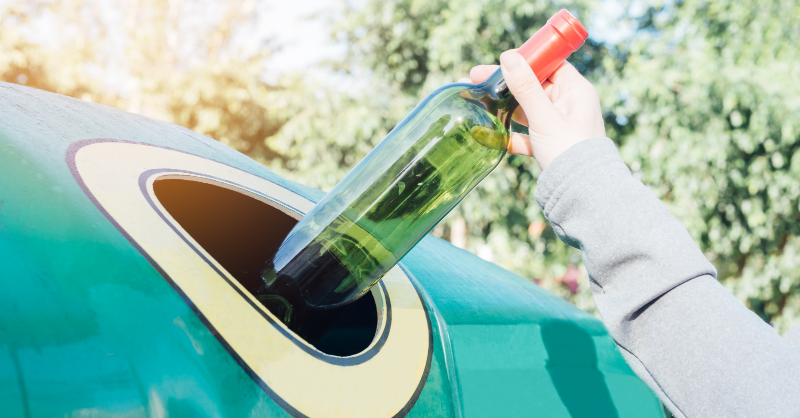 FeveEU's tweet photo. ♻ Did you know that 8 in 10 glass bottles in Europe are collected for recycling?

Endlessly recyclable in a closed bottle-to-bottle loop, glass packaging never needs to become waste.

We say it’s time to level up #PPWR ambitions by incentivising closed-loop recycling: