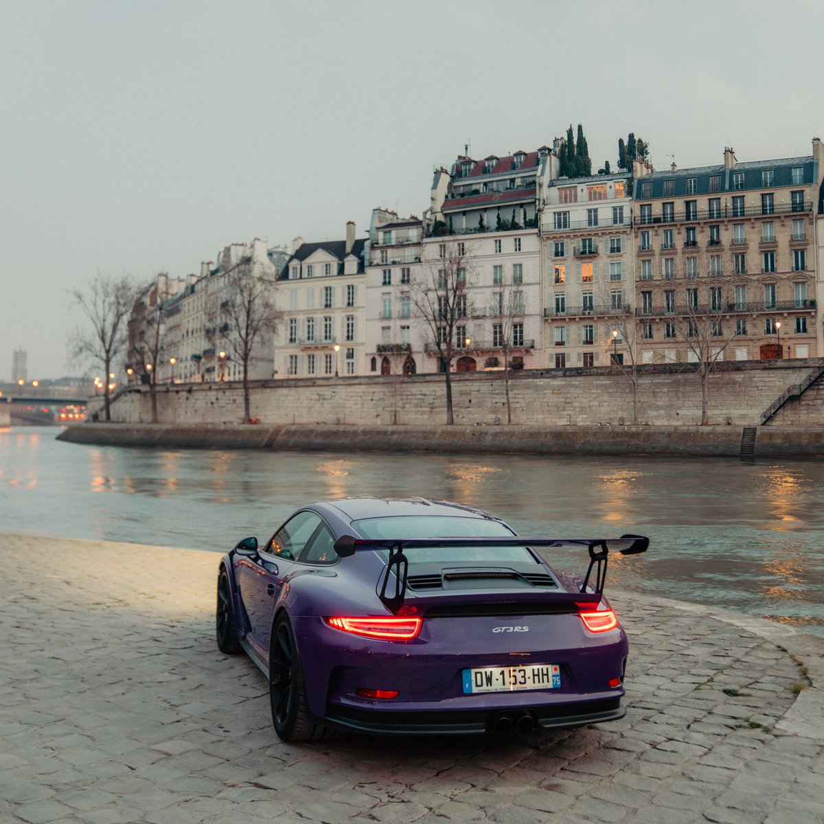 L'image du jeu était celle de droite 📸

Voici 2 nouvelles photos, l'une prise par Calvin Courjon dans Paris et l'autre dans #GranTurismo7.

Devinerez-vous laquelle vient du jeu ?