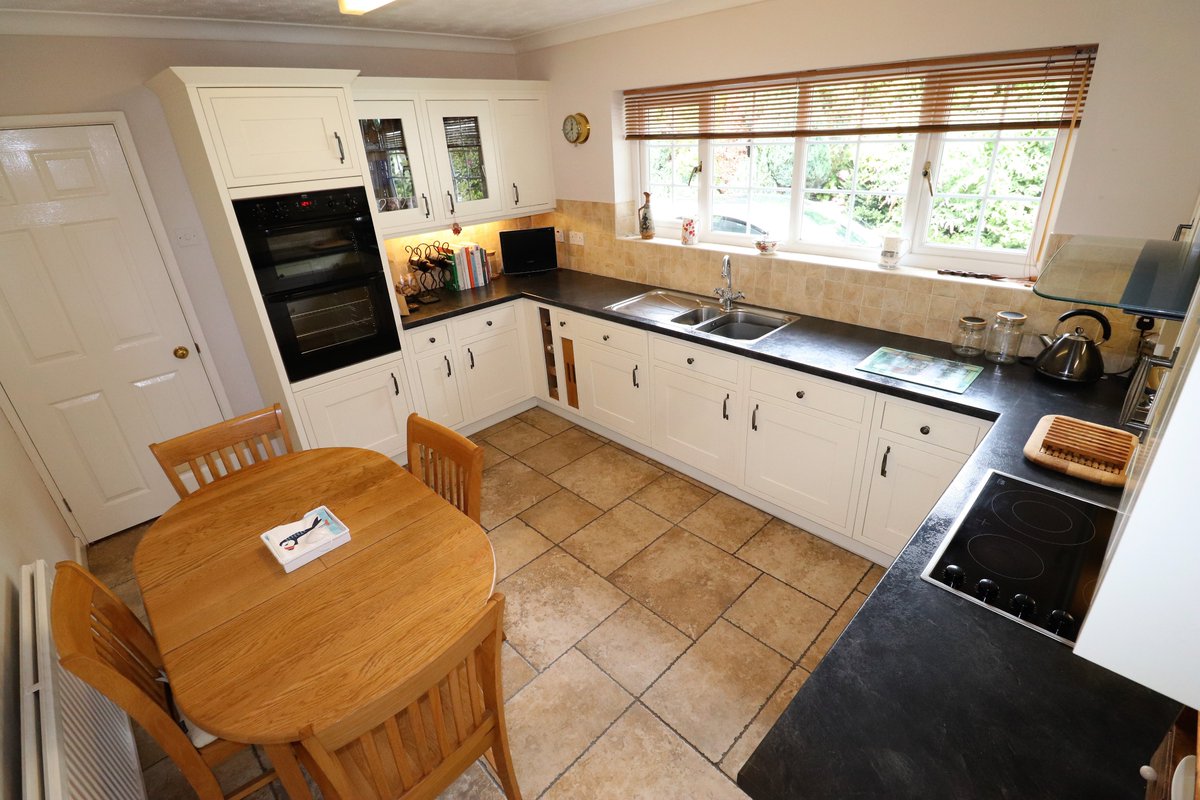 RRKProperty's tweet photo. A 4 bedroom detached house with impeccably landscaped gardens and separate double garage uniquely located in a private, small cul-de-sac in the popular, semi-rural village of The Narth. 
#thenarth #housesforsaleinthenarth #houses #propertiesforsaleinmonmouthshire #monmouth https://t.co/AwWr5V0W06
