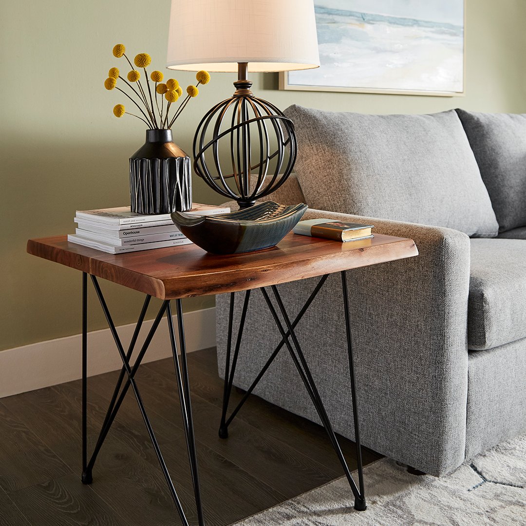A rustic live edge aesthetic meets a modern
contemporary feel.👀  It's the perfect end table to pair with a variety of sofa styles and colours, plus its spacious top provides you with plenty of space for décor items, plates and cups, laptops and more!