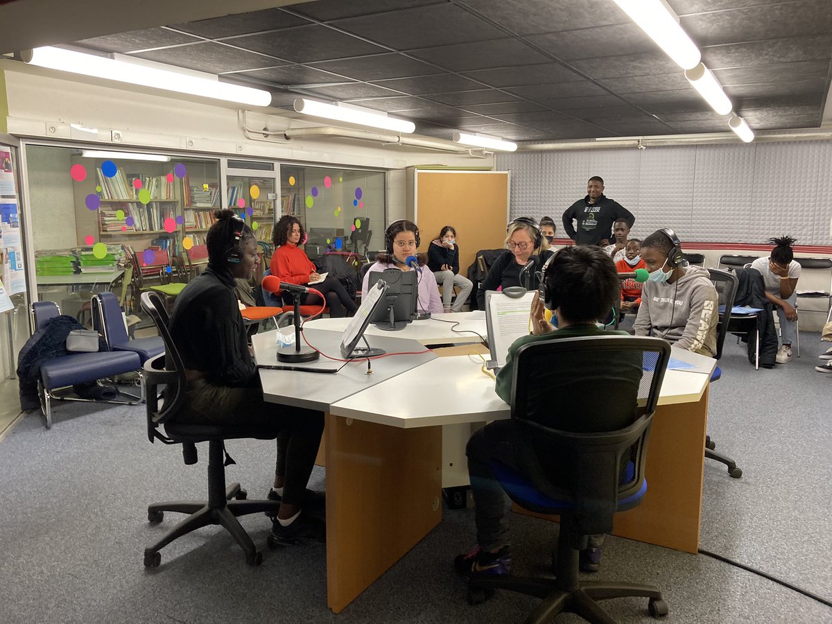 MorganDIndia2's tweet photo. En direct des studios de @radioclype avec la classe médias UPE2A-NSA @PoquelinParis1 pour #SPME2022 @DocsParis @LeCLEMI @ClemiParis @Academie_Paris https://t.co/yiBQnJ2jrn