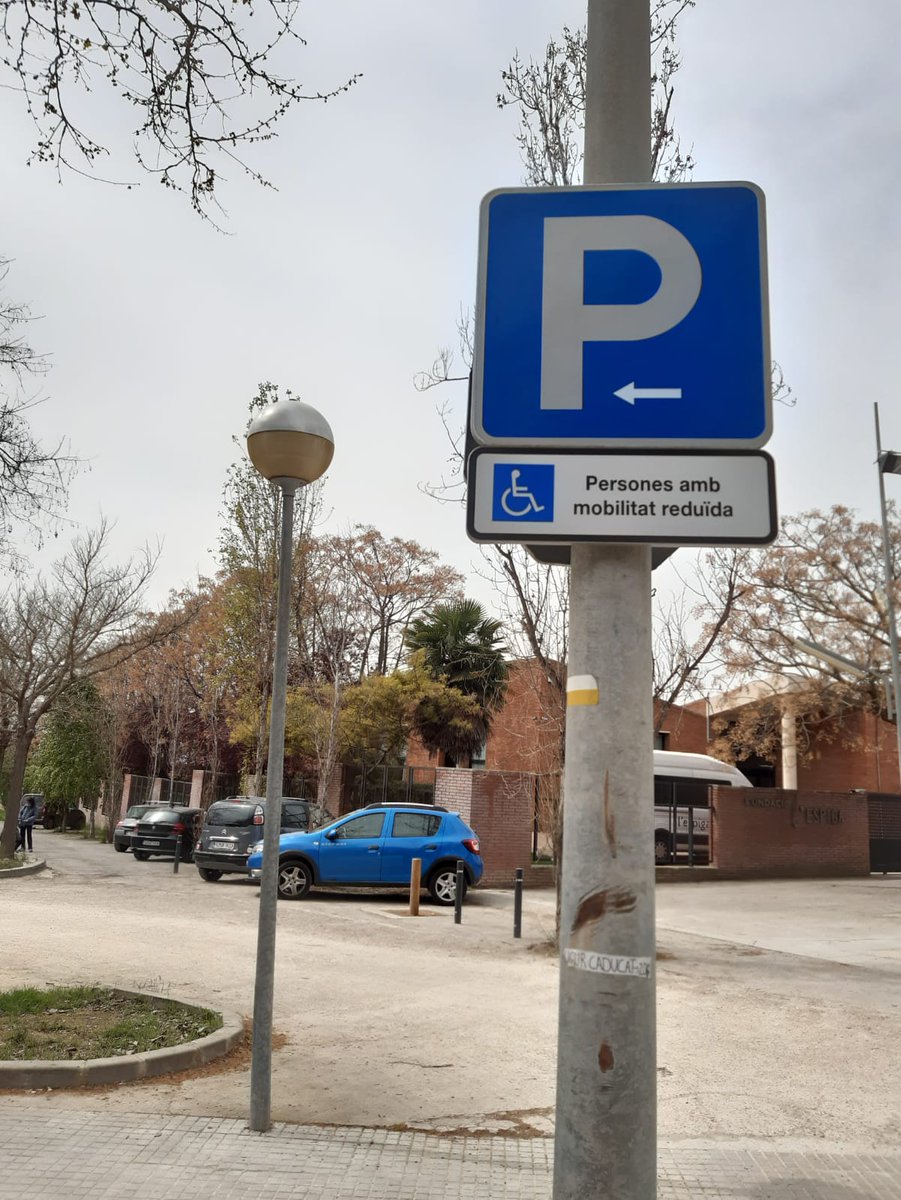 VilafrancaAj's tweet photo. ⚒️Millores a la via pública a #Vilafranca

✅ Ampliació de la reserva d’estacionament per a persones amb mobilitat reduïda (PMR) i nova reserva per a busos i vehicles adaptats al c/ Eugeni d'Ors, per donar servei a les persones usuàries de l'escola L'Espiga. https://t.co/frF4BD5rbY
