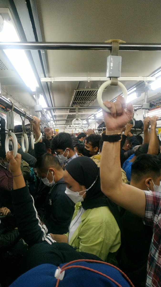 DaresaSari's tweet photo. Makin malem bukan makin sepi, tapi makin penuh krn @CommuterLine jaraknya makin jauh adanya, kek rinduku padanya yang jauuhh eaa eaaa @CurhatKRL 🤭😂 https://t.co/ke7YmQE8tW