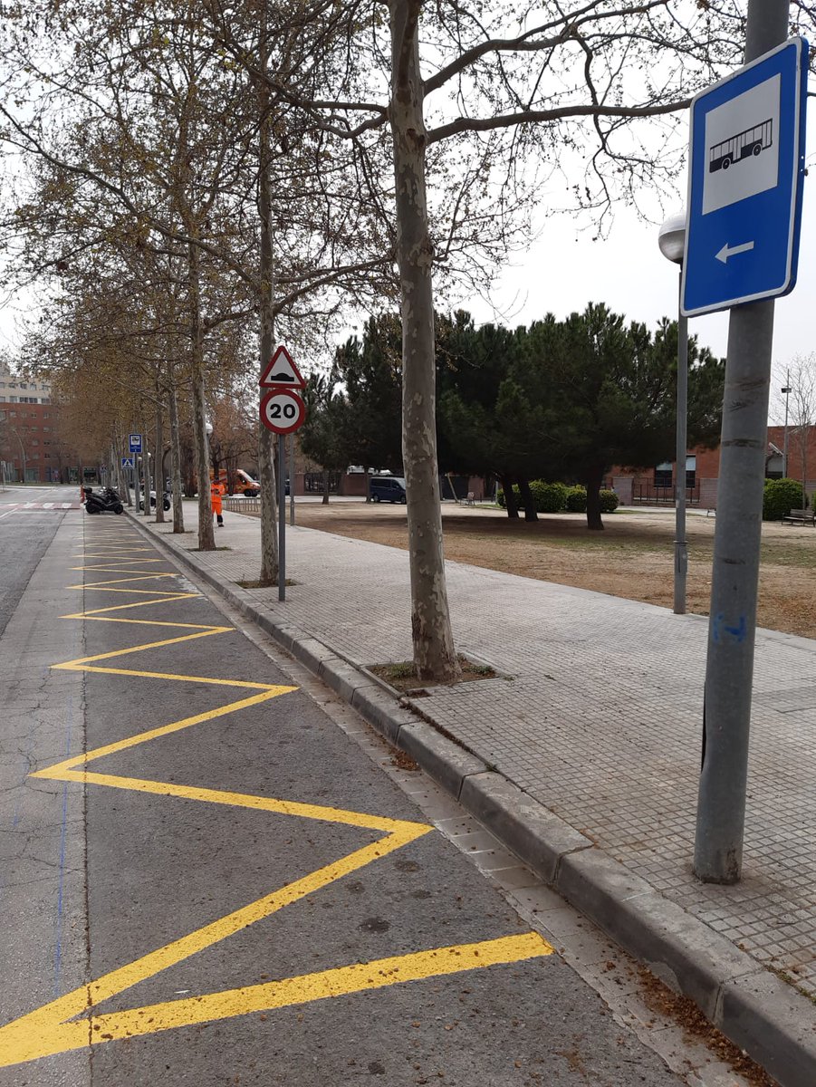 VilafrancaAj's tweet photo. ⚒️Millores a la via pública a #Vilafranca

✅ Ampliació de la reserva d’estacionament per a persones amb mobilitat reduïda (PMR) i nova reserva per a busos i vehicles adaptats al c/ Eugeni d'Ors, per donar servei a les persones usuàries de l'escola L'Espiga. https://t.co/frF4BD5rbY