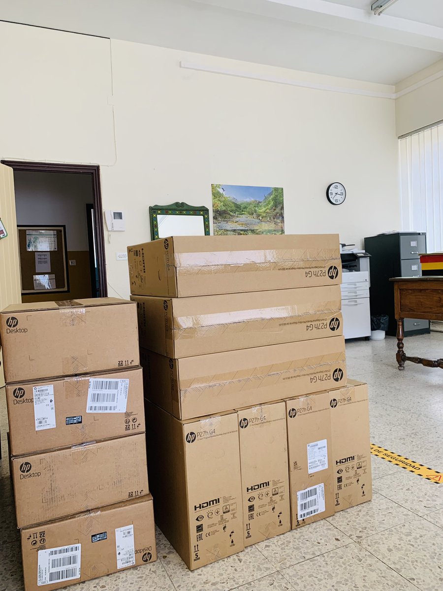 💻 NUEVA EQUIPACIÓN INFORMÁTICA 💻

¡Recién llegados! 7 nuevos ordenadores de mesa que nos permiten renovar nuestros equipos informáticos y junto con las 3 pantallas digitales que recibimos hace unos meses nos ayudan integrar las herramientas digitales en nuestra enseñanza.