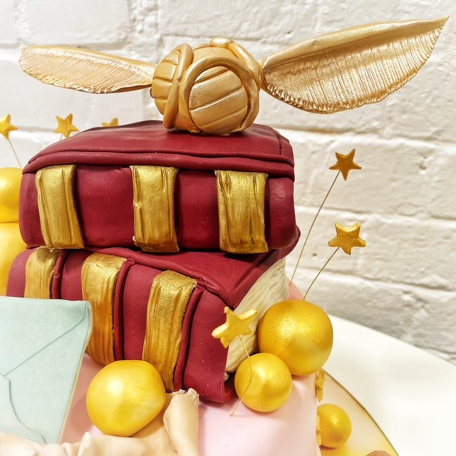 familycakesldn's tweet photo. 𝗘𝘅𝗽𝗲𝗹𝗹𝗶𝗮𝗿𝗺𝘂𝘀 💫 🔮 🎩
Getting up close and personal with this beautiful @harrypotterfilm cake. Swipe for details 👆
#harrypottercake #harrypotter #harrypotterfans #harrypotterfilms #harrypottercakes #magiccakes #gryffindor #goldensnitch #wizard #magicalcakes https://t.co/YGIAh2b0r3