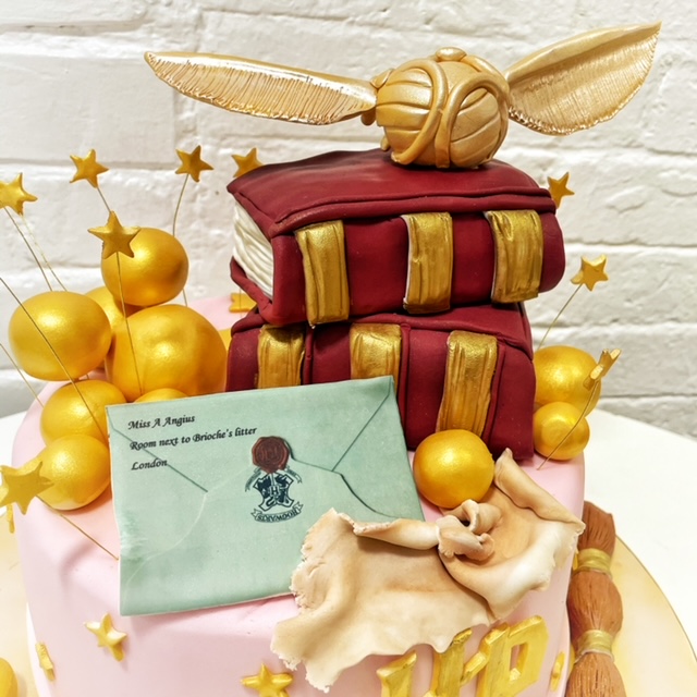 familycakesldn's tweet photo. 𝗘𝘅𝗽𝗲𝗹𝗹𝗶𝗮𝗿𝗺𝘂𝘀 💫 🔮 🎩
Getting up close and personal with this beautiful @harrypotterfilm cake. Swipe for details 👆
#harrypottercake #harrypotter #harrypotterfans #harrypotterfilms #harrypottercakes #magiccakes #gryffindor #goldensnitch #wizard #magicalcakes https://t.co/YGIAh2b0r3