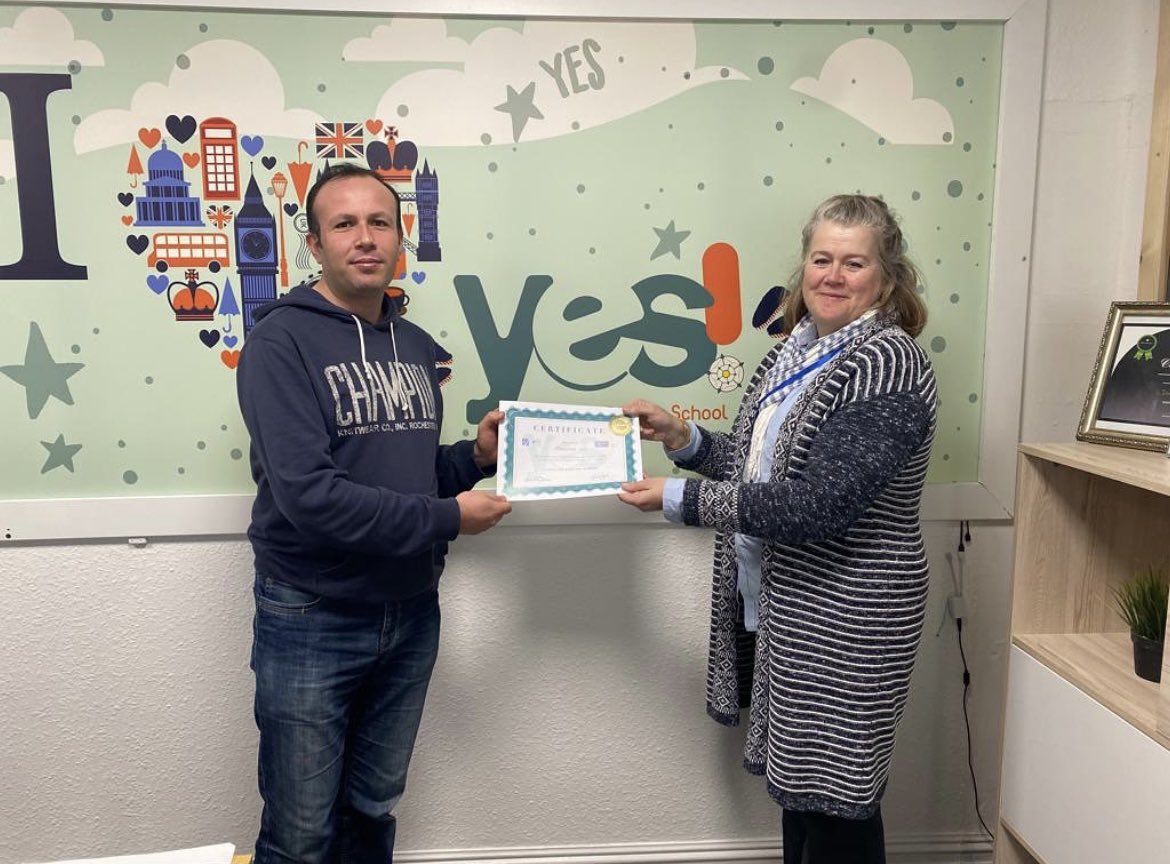 yeschooluk's tweet photo. Here is a student collecting their certificate from the Elementary class.

#English #EnglishSpeaking #EnglishListening #education #Englishlearning #LearnEnglish https://t.co/5xXO9t1Wj8
