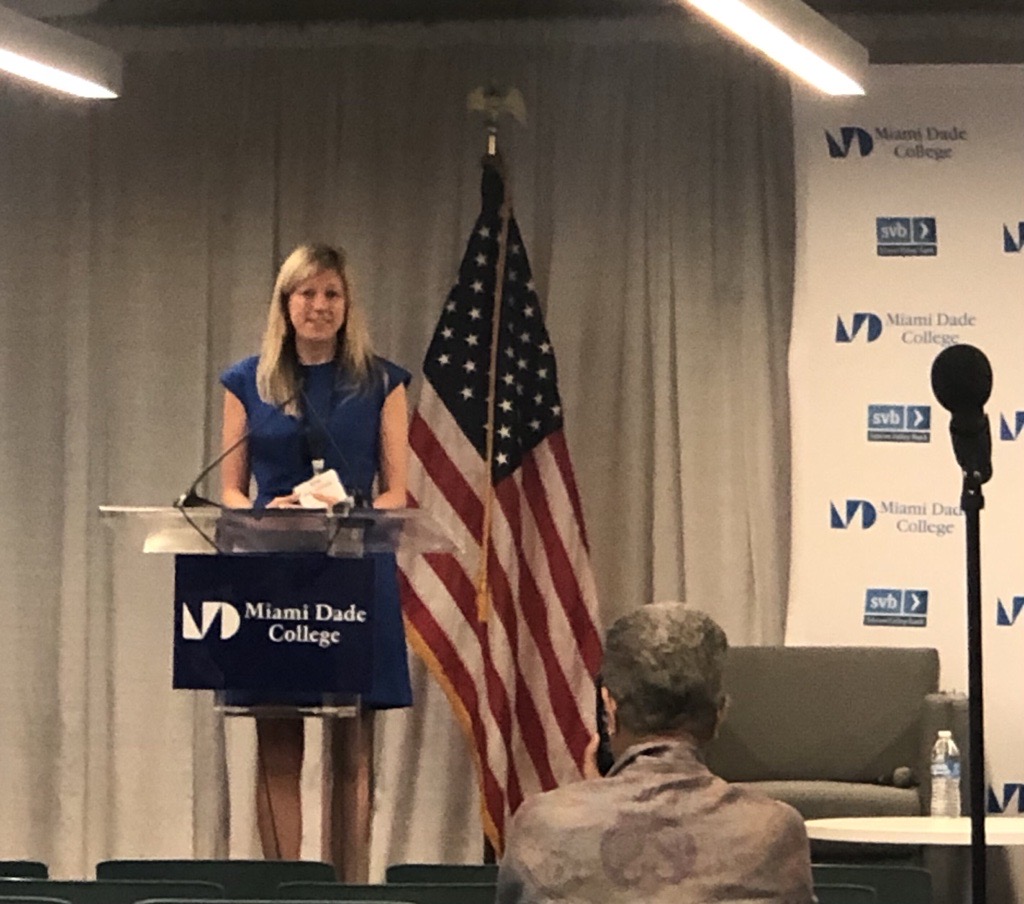 NelsonMullins's tweet photo. Miami partner Erin Kolmansberger kicks off #WinFin2022 at @MDCollege! #MiamiTech #WomenInTech https://t.co/q6CdtB0Rom