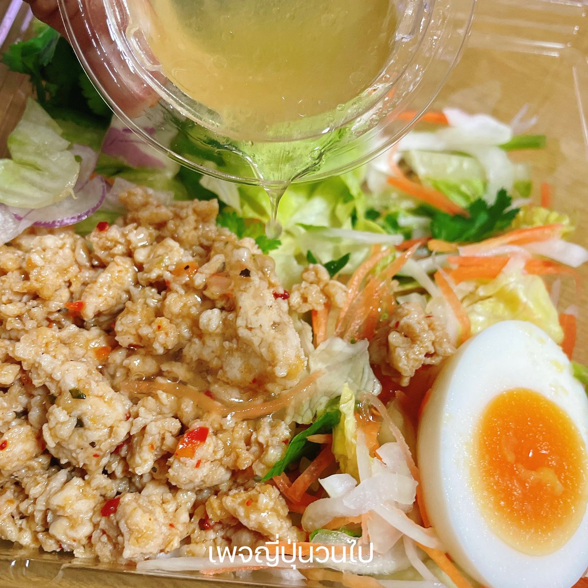 YiiPoonWonPai's tweet photo. อาหารไทยดังขนาดไหน !! 7-11ยังทำข้าวกล่อง สลัดกะเพรา~ รสคนญี่ปุ๊นญี่ปุ่น #ญี่ปุ่น #อาหารญี่ปุ่น #เที่ยวญี่ปุ่น #รีวิวญี่ปุ่น https://t.co/rbauNx1dQm