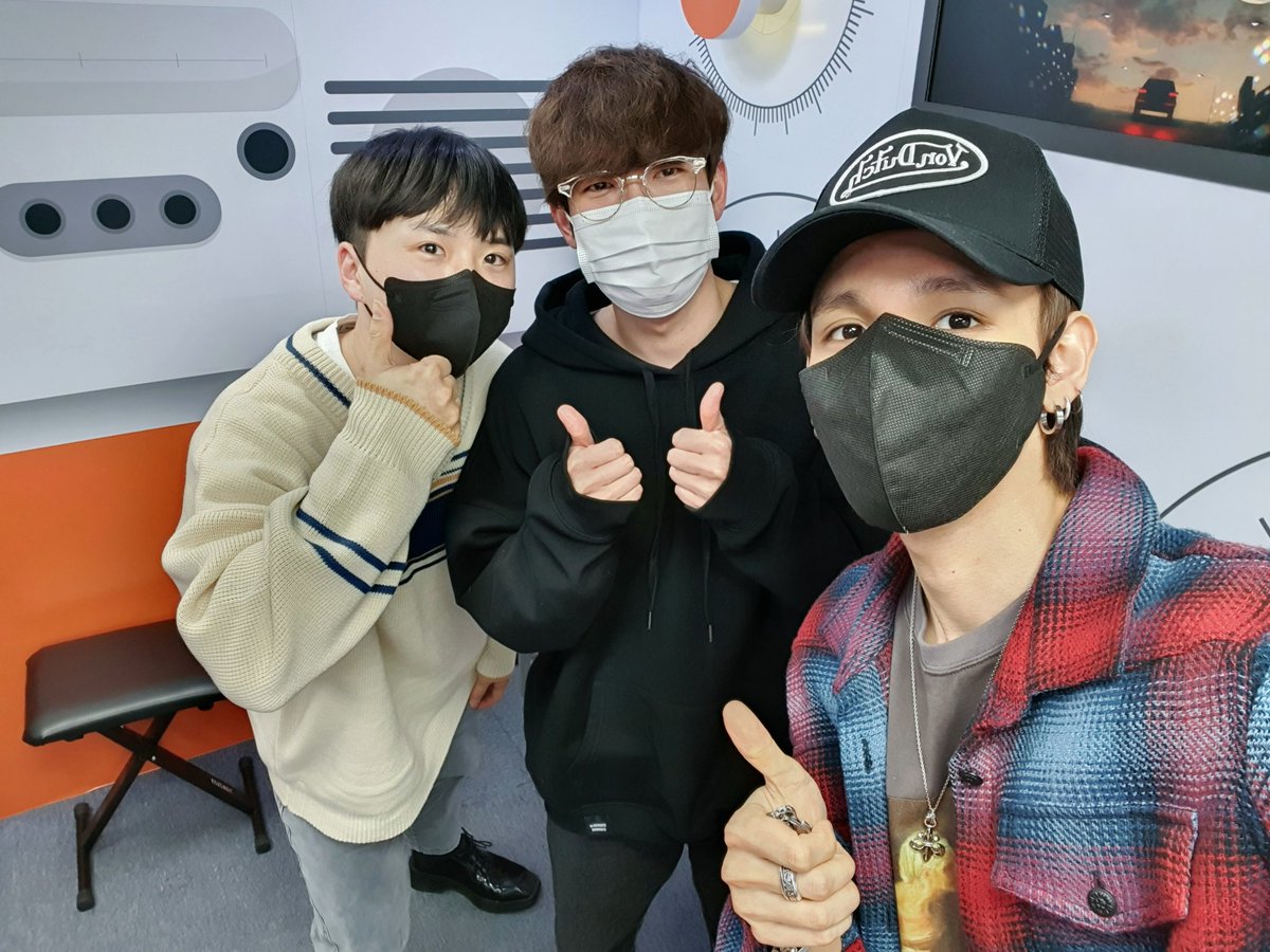 rnus_arirang's tweet photo. 220330 Radio'n Us

DJ @SAMUEL_twt_
LiLaLiRa with #nerdconnection @bandgift_twt

#ARIRANGRADIO #RADIONUS #RNUS
#아리랑라디오 #라디온어스
#Samuel #사무엘
#SeoYoungJu #서영주 #ChungHuiGyeom #정휘겸 https://t.co/9uQcIkF3L2
