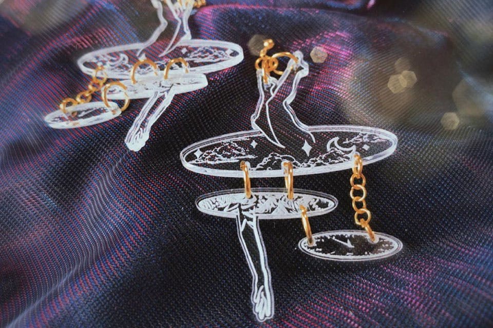 OhioMagazine's tweet photo. Sandusky jewelry-maker Stephanie Sanders-Jacob creates earrings and other accessories for her @rabbitandrain line. 🐇

Her intricate style merges a technological creative process with inspiration that plays to her passions. ✨ https://t.co/p8IuJ34VH7 https://t.co/J1fH3rWYQW
