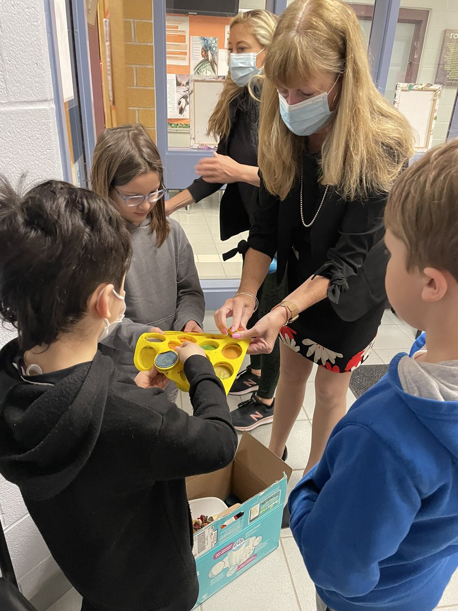 Superintendent Sawicky helping with the crayon initiative at St Brigid <a href="/ycdsb/">York Catholic District School Board</a> <a href="/ElizabethCrowe_/">Elizabeth Crowe</a> <a href="/DomenicScuglia/">Domenic Scuglia -</a> <a href="/laurasawicky/">Laura Sawicky</a>