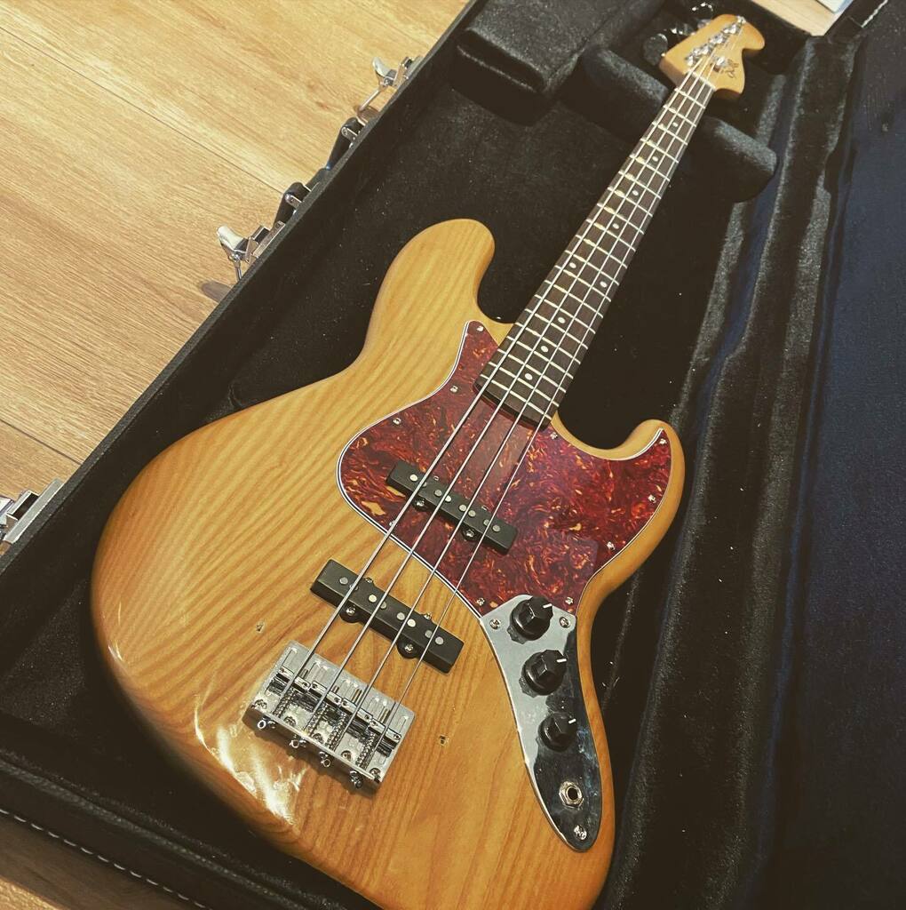 45nanometer's tweet photo. nju äx in sa haus! 🎸❤️

#newbassday #jazzbass #doerrbass #bassesofinstagram #bassplayer #basstheworld #vintagebass #fourstrings https://t.co/NihxZGR08C https://t.co/yFSoKzCM1P