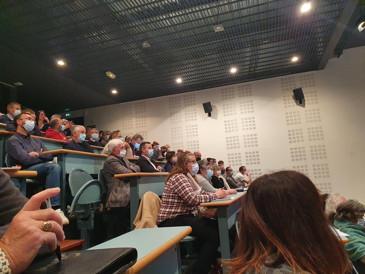 PAYS_SB's tweet photo. Hier soir,  à Ploufragan, en séminaire du SCOT @PAYS_SB, il a été question de sobriété foncière, d'équilibre entre pôles, de commerces, de services, de biodiversité, d'énergies renouvelables. On continue d'avancer ! @regionbretagne   @StBrieucAgglo @LTMagglo https://t.co/bfKtLimuLb