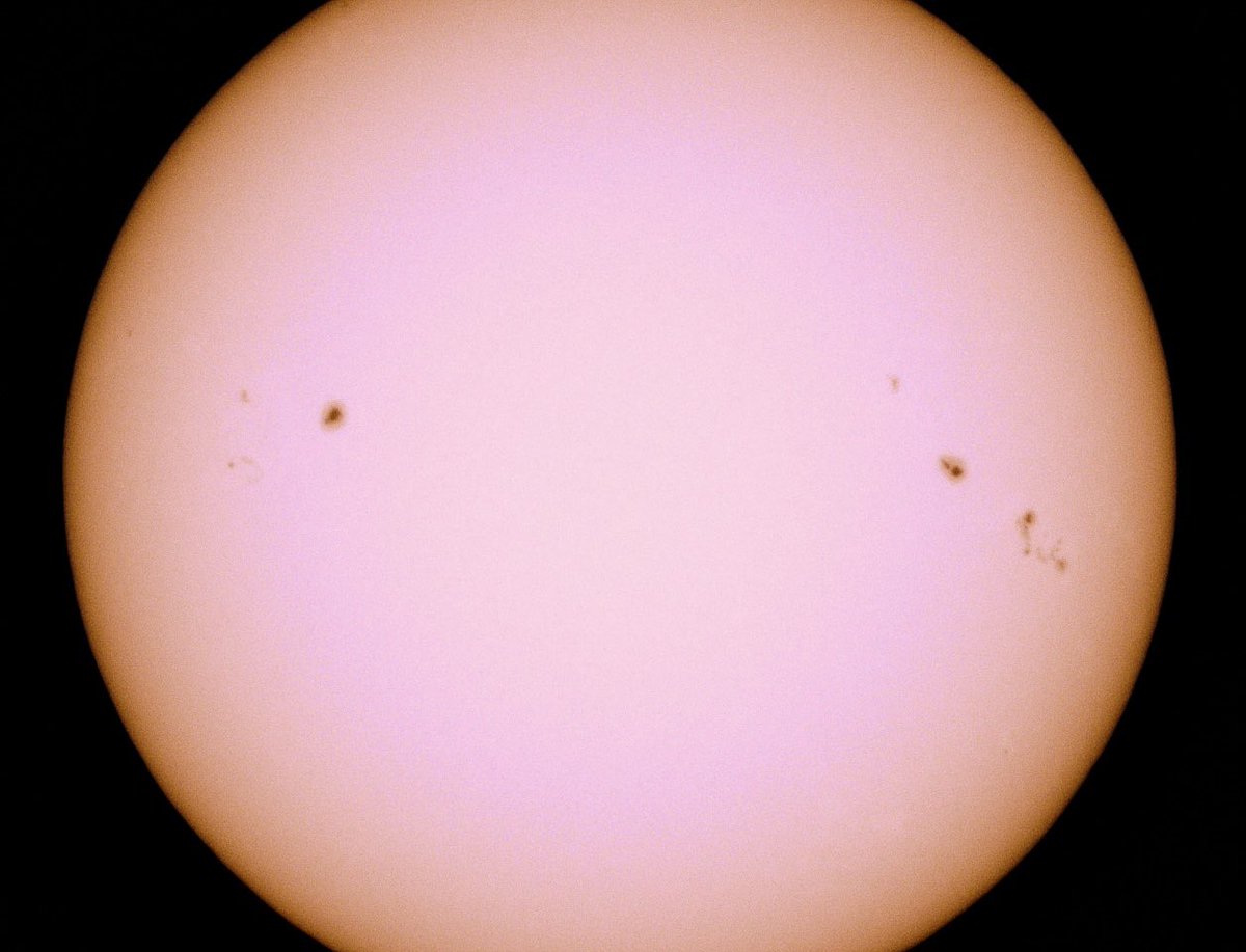 AstroMikeMerri's tweet photo. A little daytime non-#LockDownAstronomy with the #eVscope catching an impressive array of sunspots. (Do NOT look directly at the Sun either with the naked eye or a telescope. Do NOT point a telescope at the Sun without a proper undamaged solar filter!). https://t.co/i4gxWNOw2x