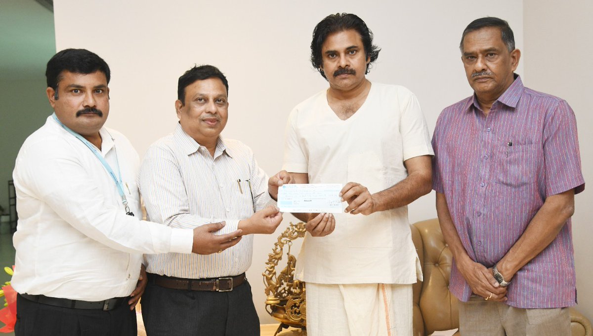 JanaSenaParty's tweet photo. జనసేన క్రియాశీలక కార్యకర్తలకు చెందిన ఇన్స్యూరెన్స్ ప్రీమియం (2022 - 2023 సంవత్సర కాలానికి) మొత్తాన్ని పార్టీ అధ్యక్షులు శ్రీ @PawanKalyan గారు ఇన్స్యూరెన్స్ కంపెనీ  సి జి ప్రసాద్ , డి జి ఎం గారికి చెక్ ను ఈరోజు ఉదయం తన నివాసంలోఅందించారు. https://t.co/i3tc5tDRTv