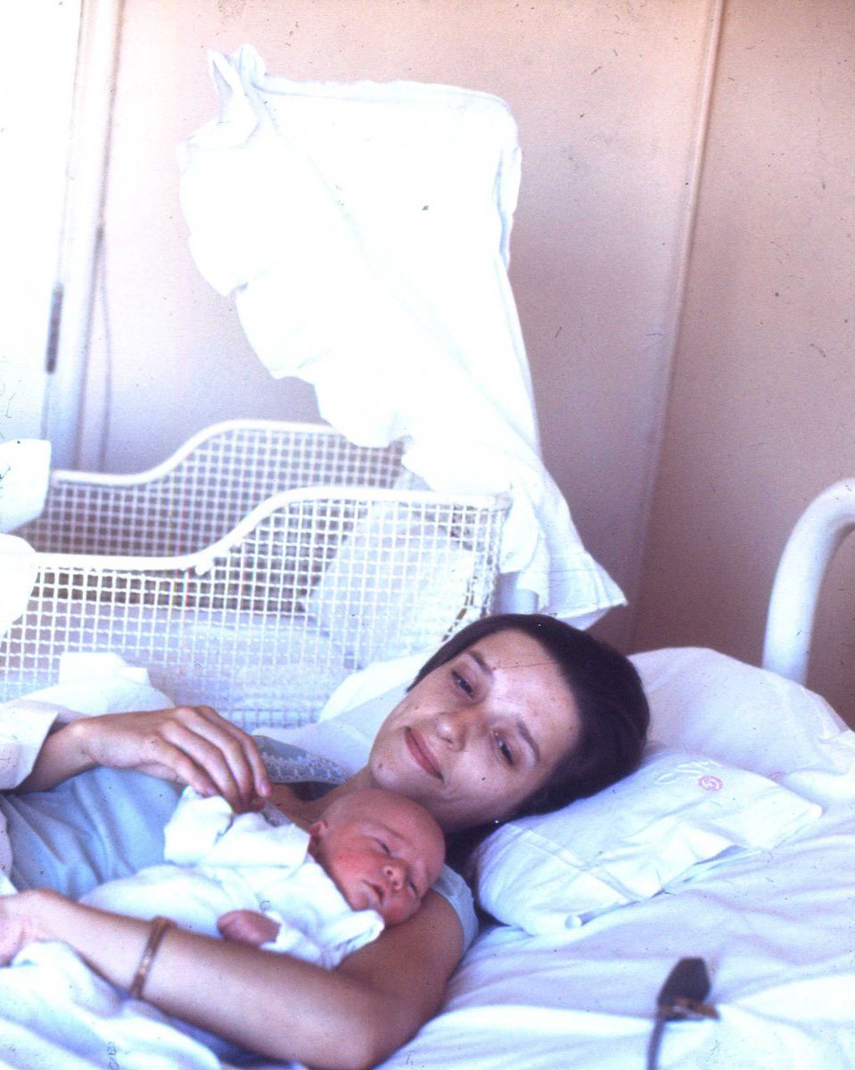 Hoy murió mi madre Patricia Poblete Bennett. Una mujer sobresaliente, a la que quisimos con locura y cuyo vacío nunca podremos llenar. Vuela alto vieja querida.