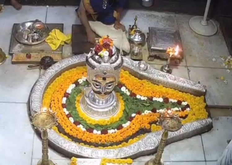 rio10314's tweet photo. श्री त्रयम्बकेश्वर ज्योतिर्लिंग जी के आज के दिव्य श्रृंगार दर्शन 31.03.2022 https://t.co/o49o3GJHIM