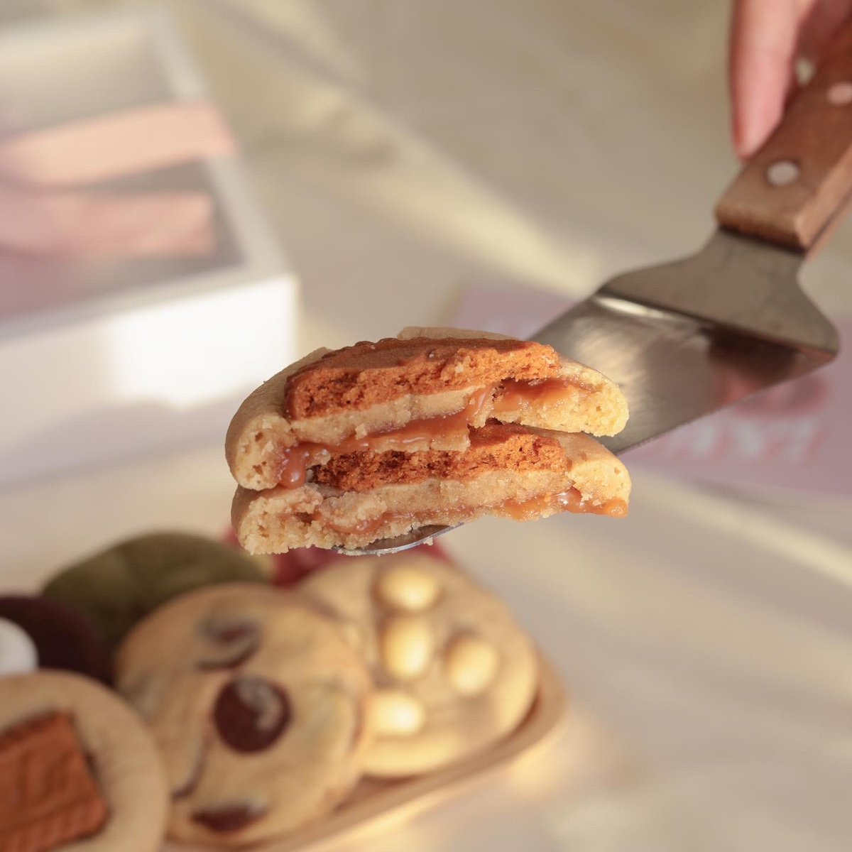 mafavoritetaste's tweet image. เราเป็นคนนึงที่ชอบกินคุกกี้นิ่มมากก ทดลองทำปรับสูตรไปเรื่อยๆ จนออกมาเป็น Soft and Chewy Cookies แบบที่ลงตัว หวานน้อย เน้นวัตถุดิบที่ดีจะช่วยชูรสน้องให้กลมกล่อม ช็อกกับเนยเราใช้ของฝรั่งเศส หอมละมุนแน่นอนค่า💖