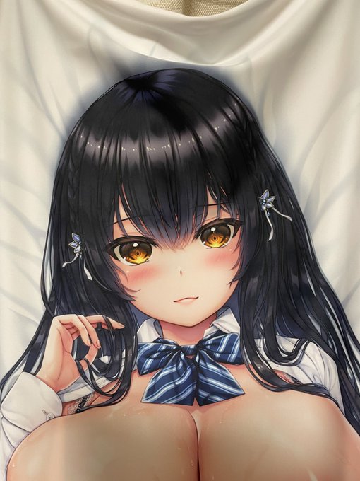 @kaburewarabi ご報告が遅くなりましたが先日に詩乃ちゃんの抱き枕カバー届きました〜!!全体で見たらこれは抱きつかずにはいられませんでした('ω')三('ω')また杏子ちゃんの抱き枕カバーを作られましたらその際には買わせて頂ければと思いますー!今後のグッズ、イラストを楽しみにしてます( ' ▽ ` ) 