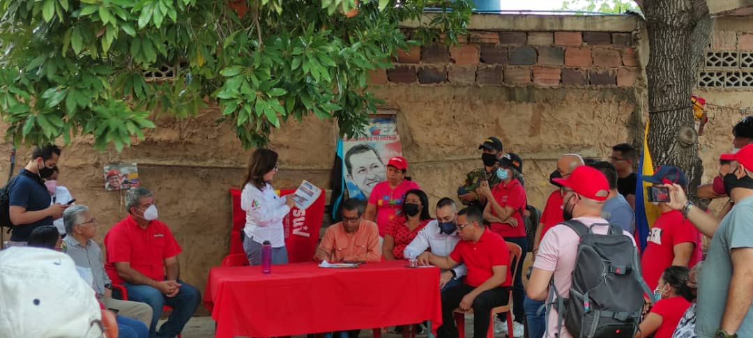 PartidoPSUV's tweet photo. En el corazón de la Patria, casa por casa, cara a cara, escuchando y construyendo junto a la UBCh "Consuelo Nava Tovar", de la parroquia Cacique Mara, Maracaibo.

@JacquelinePSUV 
#PSUVCasaPorCasa https://t.co/RoMrNbdIFm