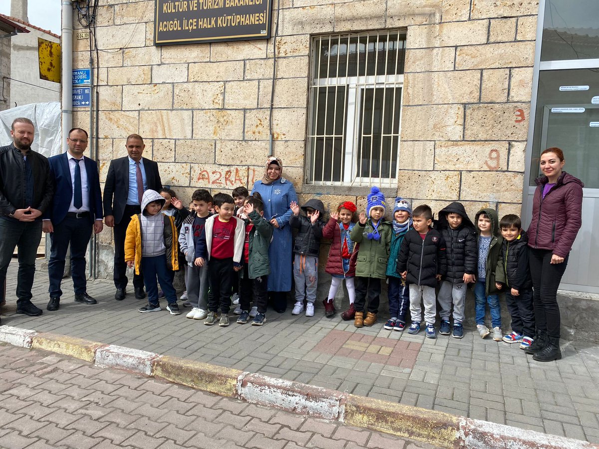 acigolnenehatun's tweet photo. 👫 Okulumuz öğrencileriyle  Acıgöl İlçe Halk Kütüphanesine kütüphane kültürü ve kitap sevgisini aşılamak amacıyla gezi düzenledik, öğrencilerimizin ilgi ve merakı görülmeye değerdi📚📖👏
@nevsehirmem @MemetPolat0247 @semihkirim @Mahmut50bucak @ErcanErtas50 @berkaydinleyen https://t.co/G4DhdrfgOX