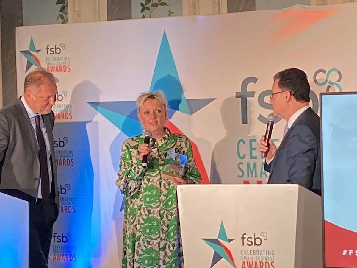 FSBHisashiK's tweet photo. Fantastic! @outsideingarden scooped the Family Business of the Year award at #fsbawards! Wendy is receiving the award🥇 Congratulations! https://t.co/aIY5XazE6y