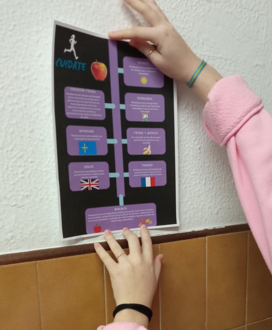 ausevamaristas's tweet photo. Los alumnos de 3°ESO ya tienen listos los carteles para informar a sus compañeros de que se acerca ... ¡la semana saludable! #SomosMaristas
#MaristasEscucha 
#Cuidate https://t.co/XpvTzmQqIk