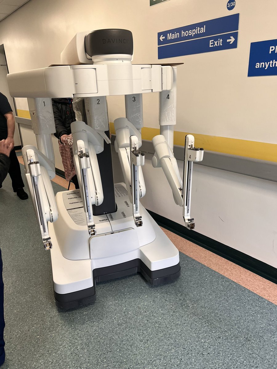 Xi 🤖 arrives @QEGateshead <a href="/IntuitiveSurg/">Intuitive</a>