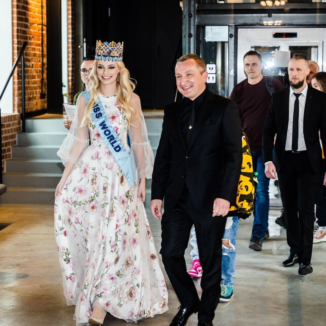 During the special welcome to her home city #MissWorld2021 Karolina was greeted by children from Foundations, such as ‘Fundacja Dom w Łodzi’, which she has supported for many years. She also participated in a workshop for Polish and Ukrainian children. 

#MissWorld #MissWorldTime