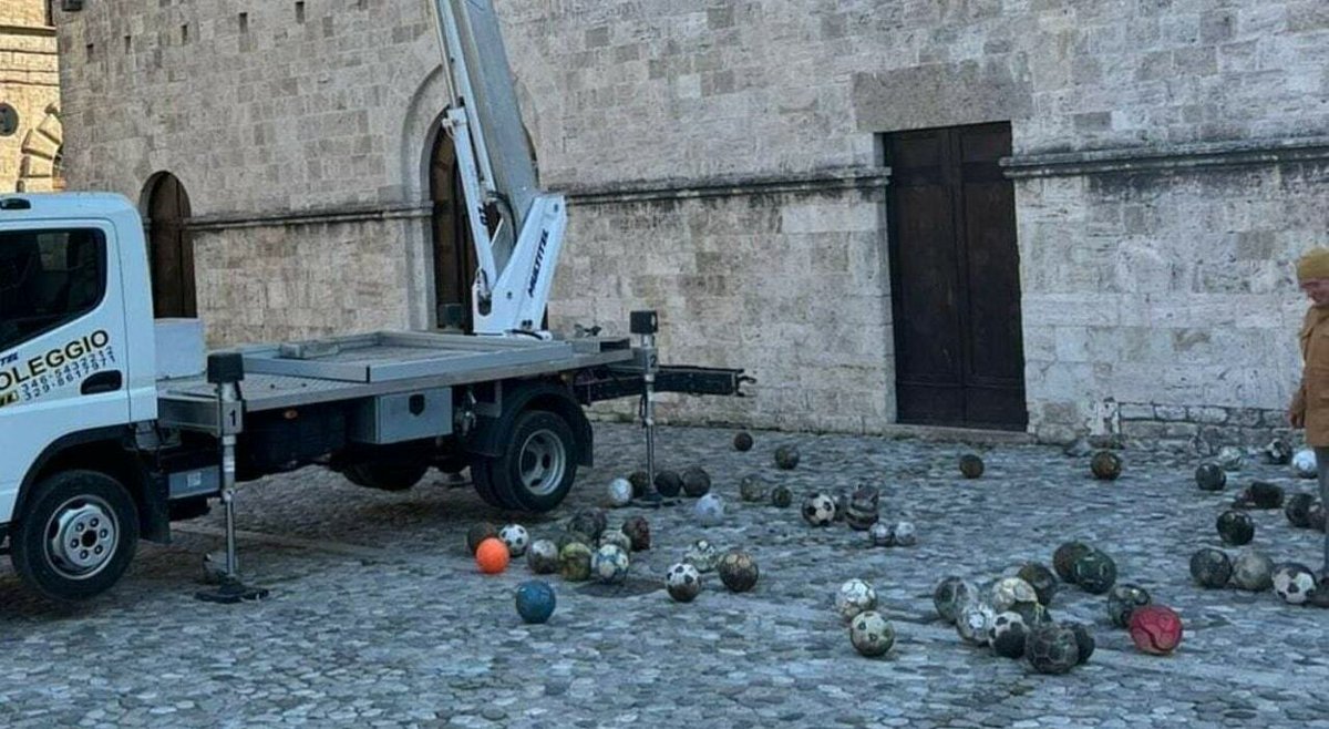 NuccioAnselmo's tweet photo. I palloni ritrovati sul tetto della chiesa di Ascoli durante i lavori di rifacimento, volati per decenni e mai più riconquistati, sono il nostro grande comune sentimento, sono anni di corse e porte coi cappotti, sono discese sulla linea immaginaria del calcio di strada... https://t.co/1y7AImayJA