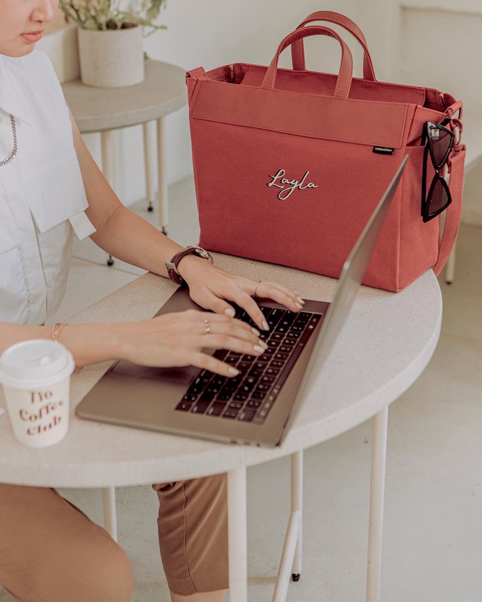 SometimeAsia's tweet photo. Gotta keep an emergency snack in the safe and easy-to-reach pocket😉 Hangry no more!

#iconicessentials #sometimebag https://t.co/5mPz0i5zGi