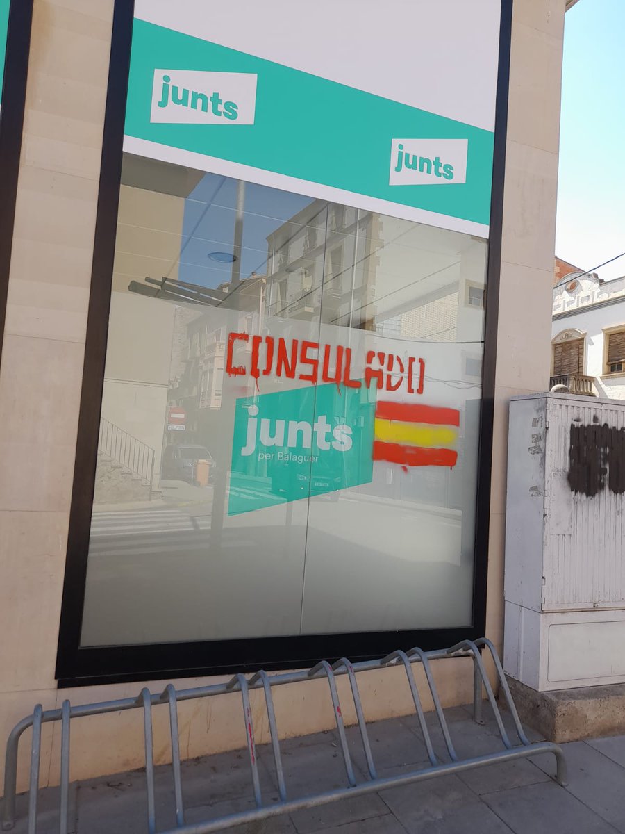 JuntsxBalaguer's tweet photo. Avui hem de lamentar aquests actes d'incivisme i intolerància que hem patit aquesta nit, a la nostra seu de Balaguer, situada al davant de la muralla dels Escolapis Vells.

👉 Que sàpiguin els agressors que ens mantenim ferms en els principis i objectius. I que no ens aturaran!💪 https://t.co/F3dSCKp9h9