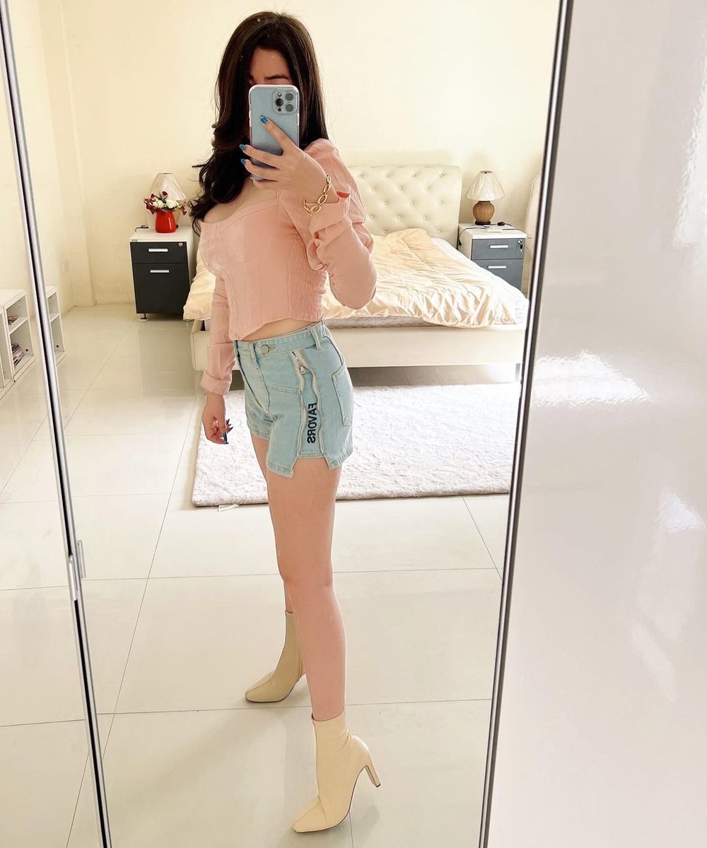 meral_kel's tweet photo. I only take pictures when I'm bored at home 😂
#selfie #happyday #NFT #NFTCommunity #Ethereum https://t.co/GgPTpQueLA