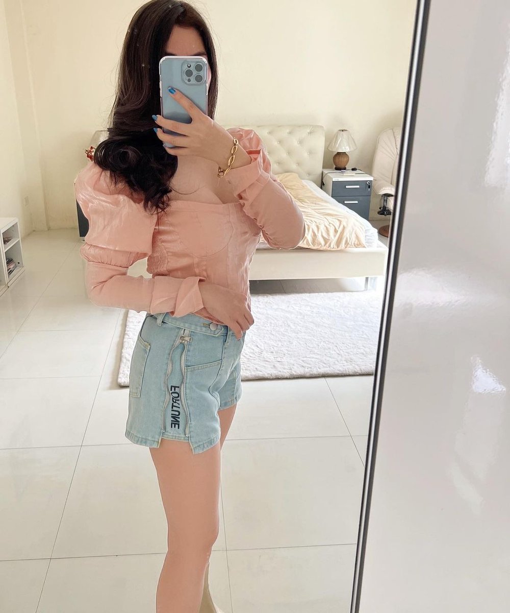 meral_kel's tweet photo. I only take pictures when I'm bored at home 😂
#selfie #happyday #NFT #NFTCommunity #Ethereum https://t.co/GgPTpQueLA
