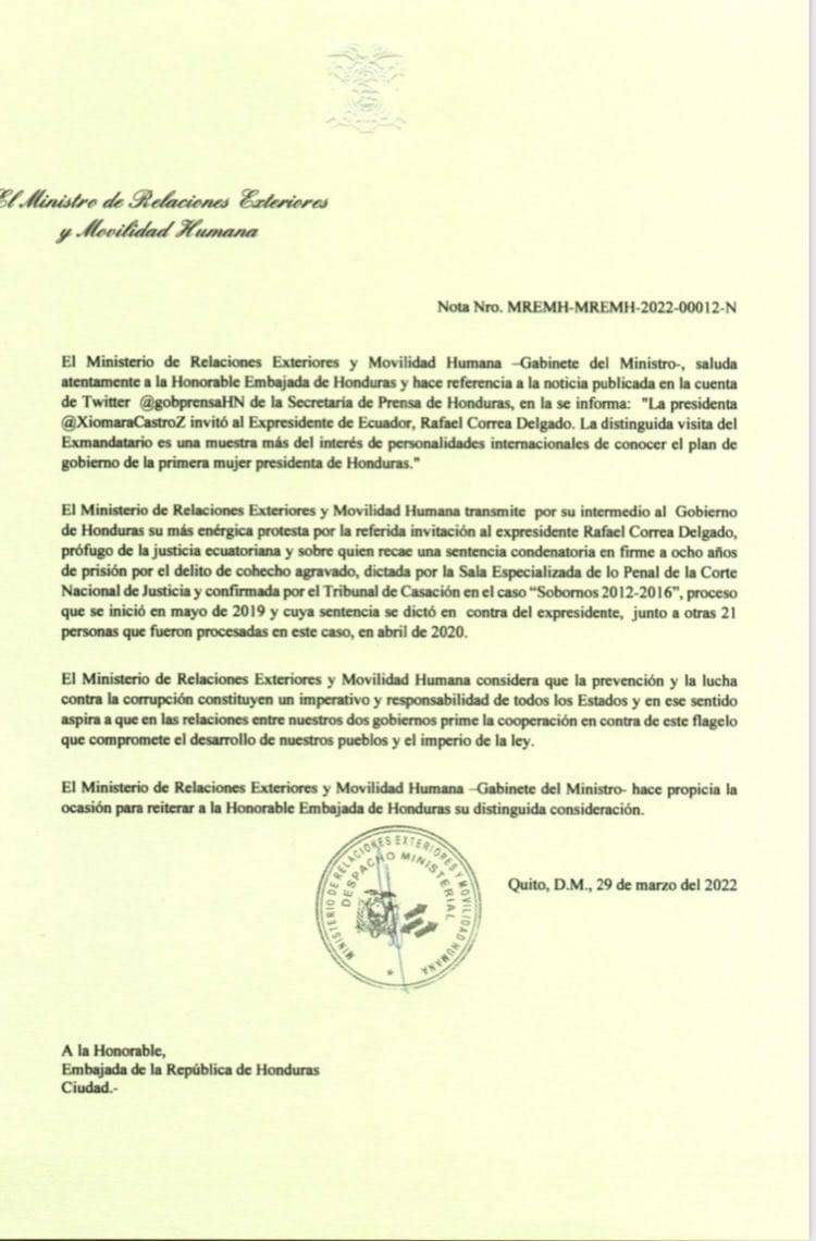 RCVHonduras's tweet photo. #RCVNoticias 🚨ATENCIÓN🚨

MINISTRO DE RELACIONES EXTERIORES DE ECUADOR TRANSMITE A HONDURAS ENÉRGICA PROTESTA POR INVITAR A RAFAEL CORREA "PROFUGO DE LA JUSTICIA ECUATORIANA", señala el comunicado oficial⬇️ https://t.co/P6d8mKzRpE