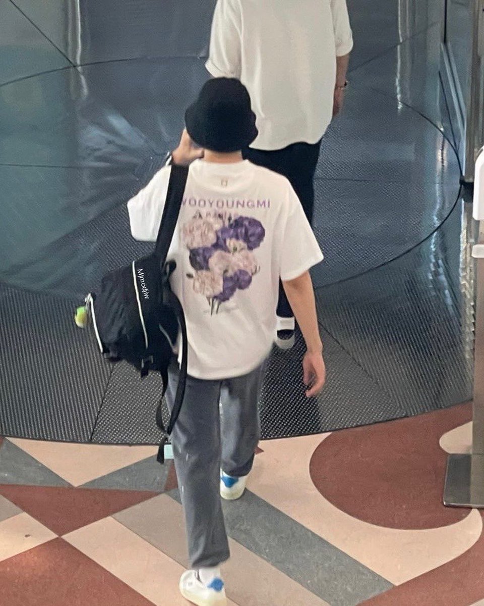 seonHongDooshik's tweet photo. The fact that he wore that shirt, showed up that keychain, wore his pants still that way, and HE CONFIDENTLY POSED FOR A PHOTO?! We are crying😭💚

#KimSeonHo 
 #คิมซอนโฮ https://t.co/JB3djdxp3Q