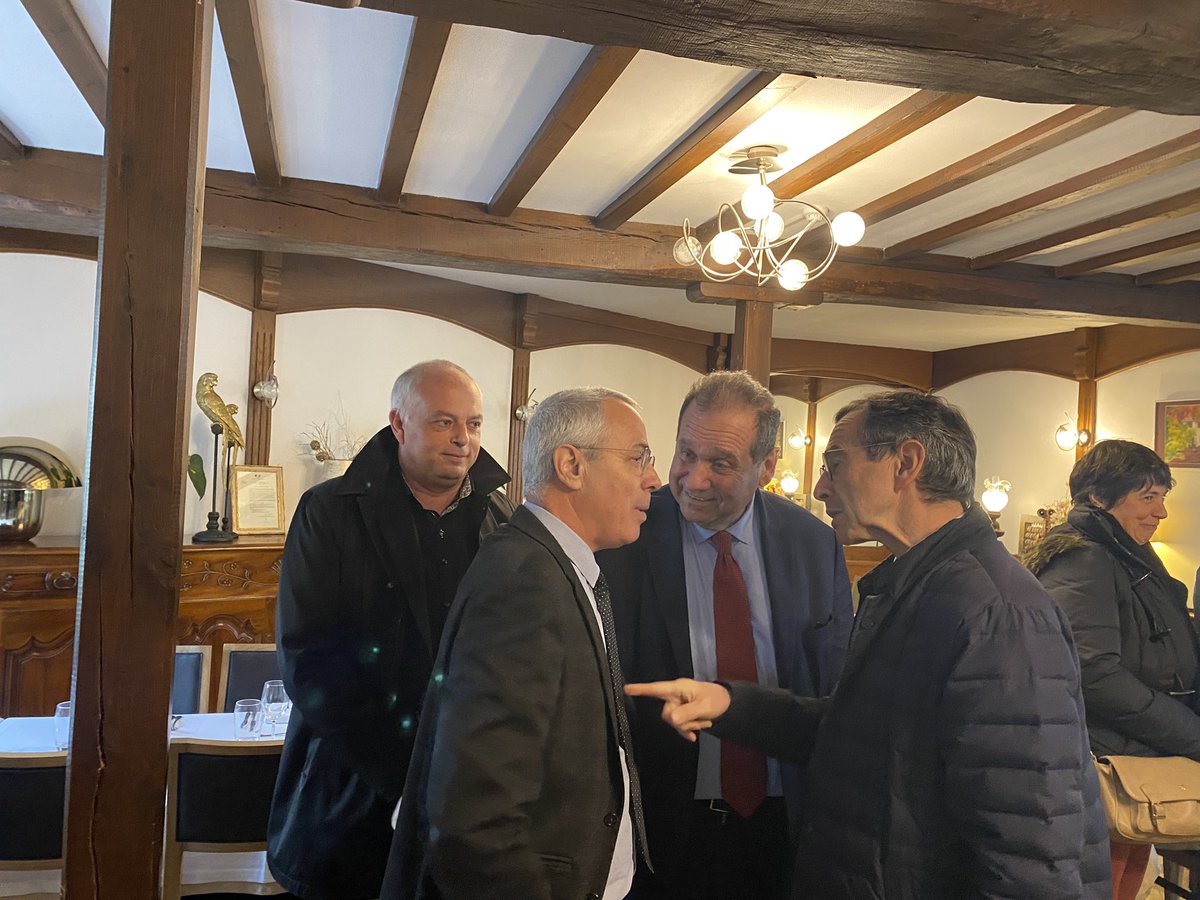 🔴 Déplacement de <a href="/BrunoRetailleau/">Bruno Retailleau</a> dans le Béarn :

Visite de plusieurs sites, rencontre avec des élus du territoire avec toujours la même question : 

🇫🇷 Quelle France voulons nous ? 

➡️ Voilà l’enjeu de cette présidentielle.

#Pecresse2022 #NouvelleFrance #PecressePrésidente