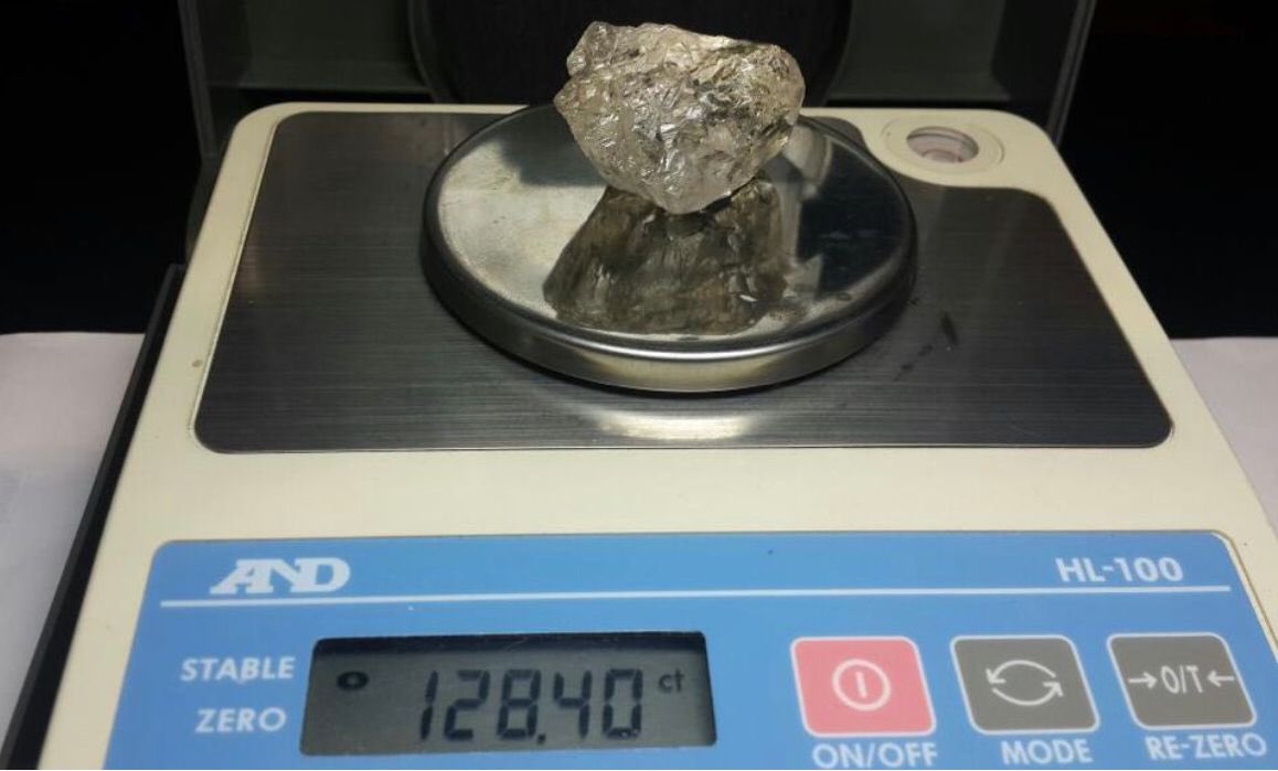 FraudWatchZA's tweet image. Tonight, the true story behind this 128 carat “diamond” will be revealed. 

Tune in at 10pm to @Devi_HQ on e.tv channel 194 on DSTV or watch the repeat tomorrow at 2pm on the same TV channel. 

fb.watch/c3P9cAfUXk/

#DiamondScam #Fraud #Scam