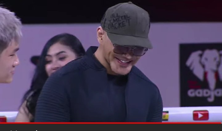 Vicky: "dan untuk deddy corbuzier, tunggu kaki saya sembuh selanjutnya pertandingan kita."

Komuk aku, deddy, dan satu indonesia: